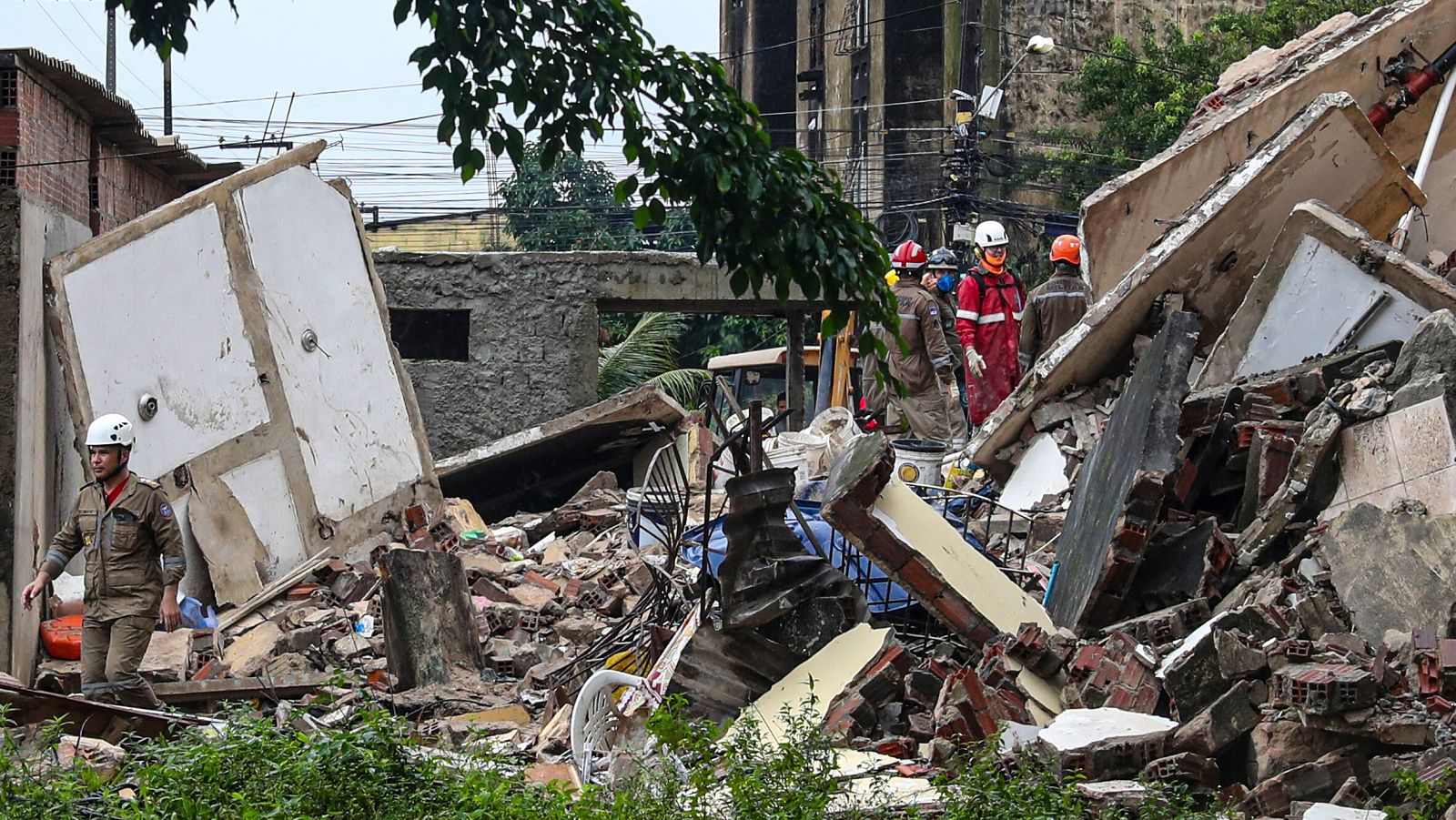 Organismos de socorro atienden la emergencia tras el desplome de un edificio en Recife