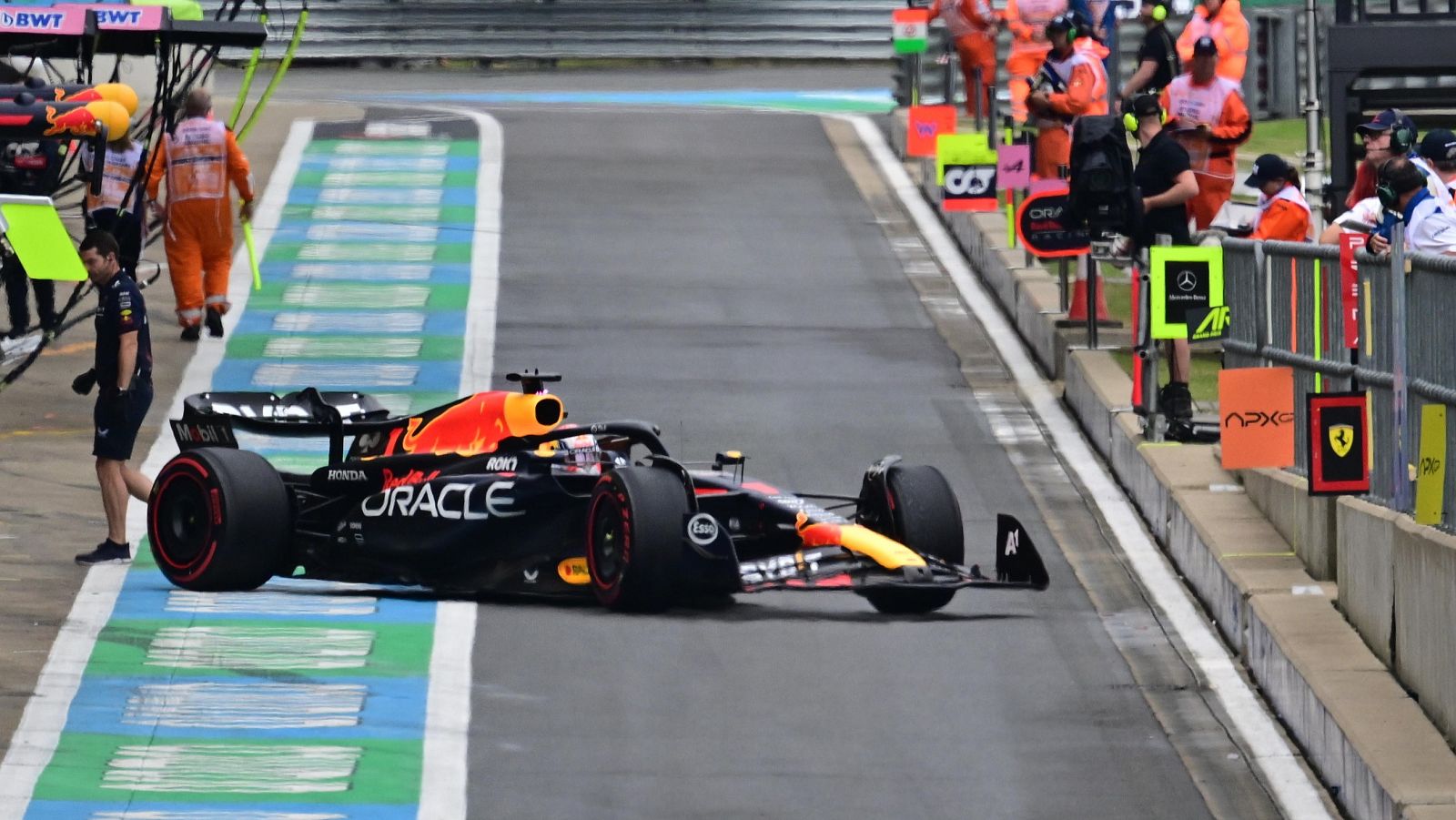 GP de Gran Bretaña: Max Verstappen rompe el alerón en el 'pit lane'