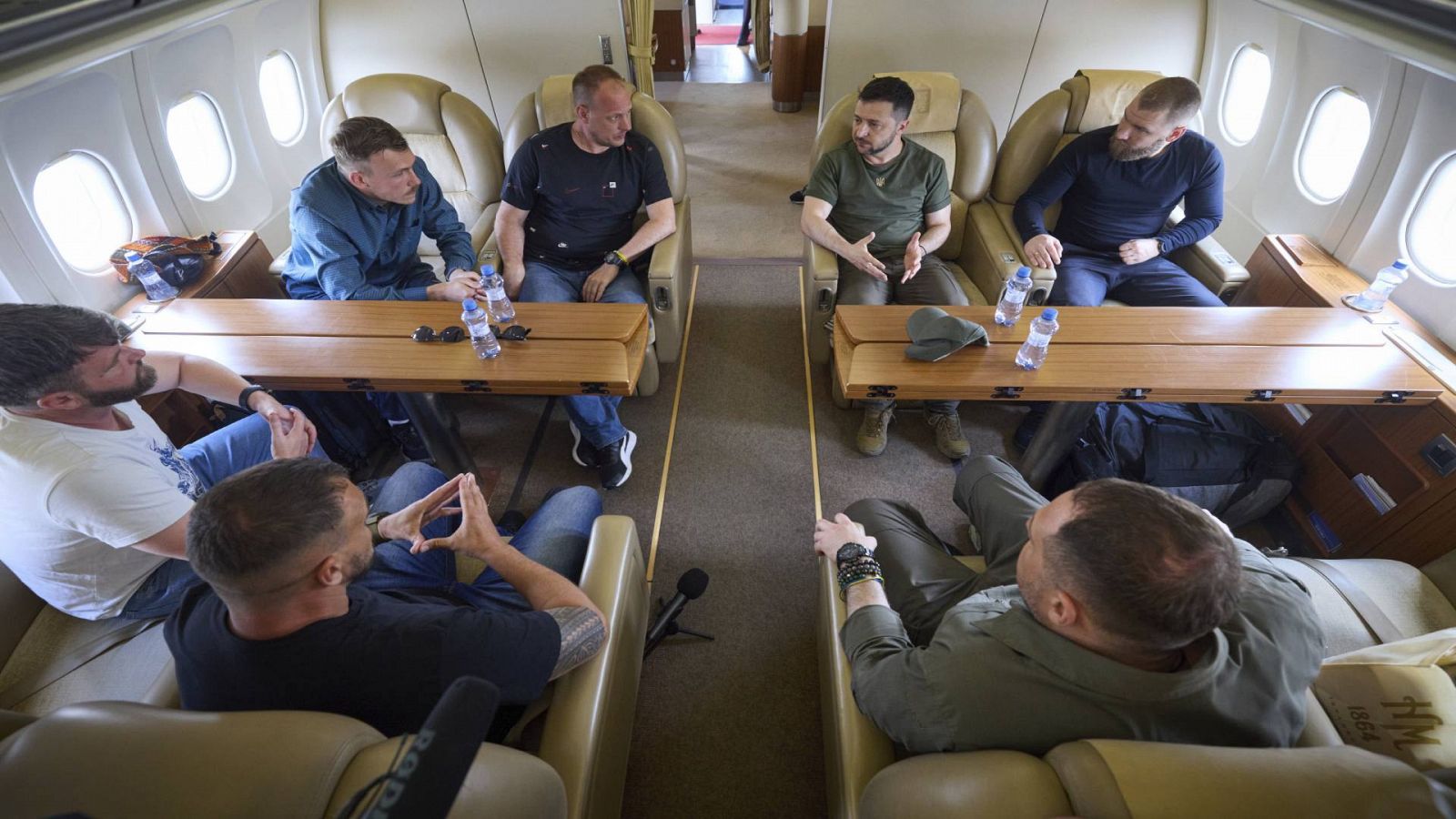 Zelenski regresa a Kiev junto a cinco comandantes del regimiento Azov