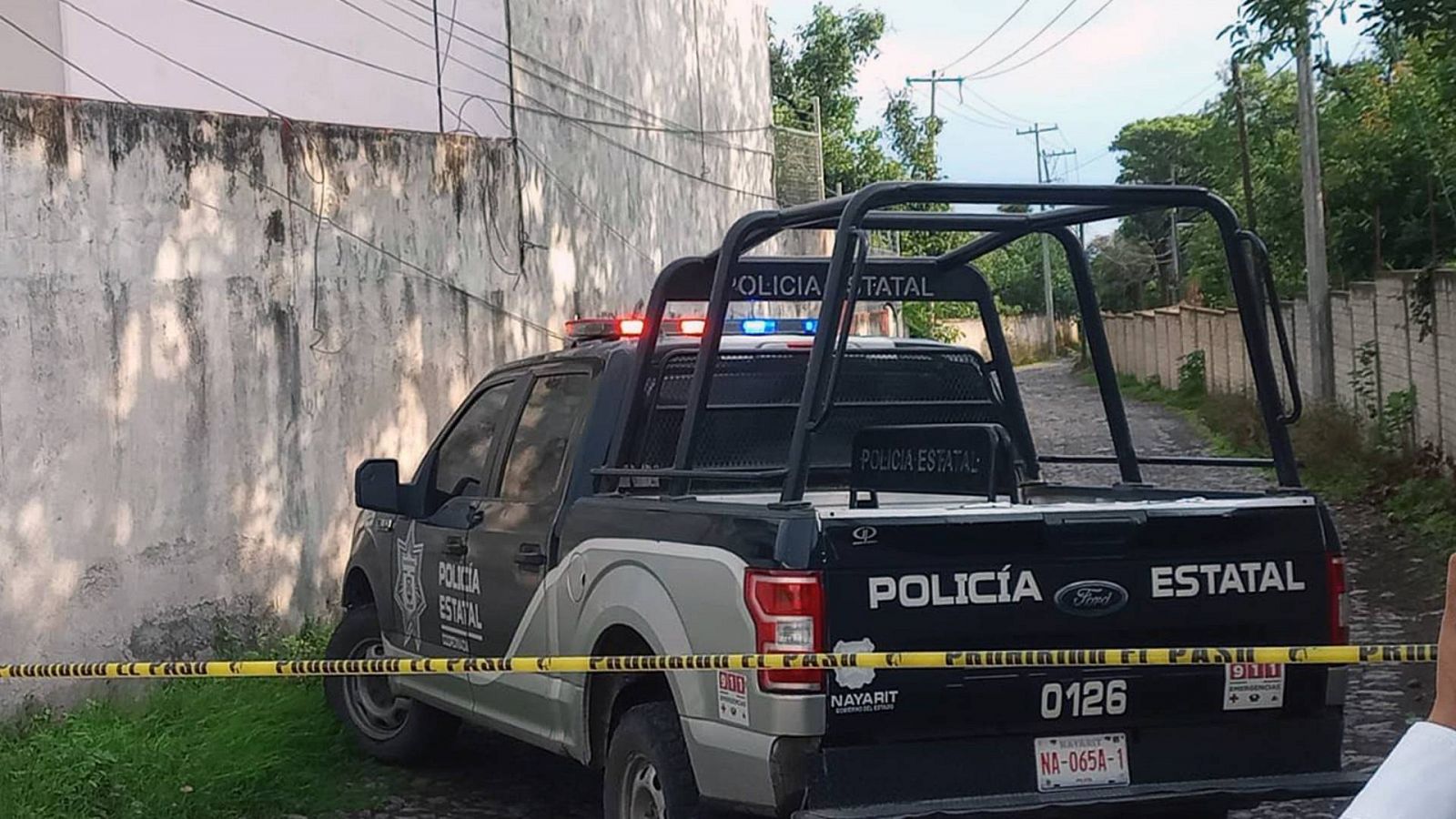 Un coche de la policía estatal de Nayarit (México) en la zona donde fue encontrado el cuerpo sin vida del periodista Luis Martín Sánchez.