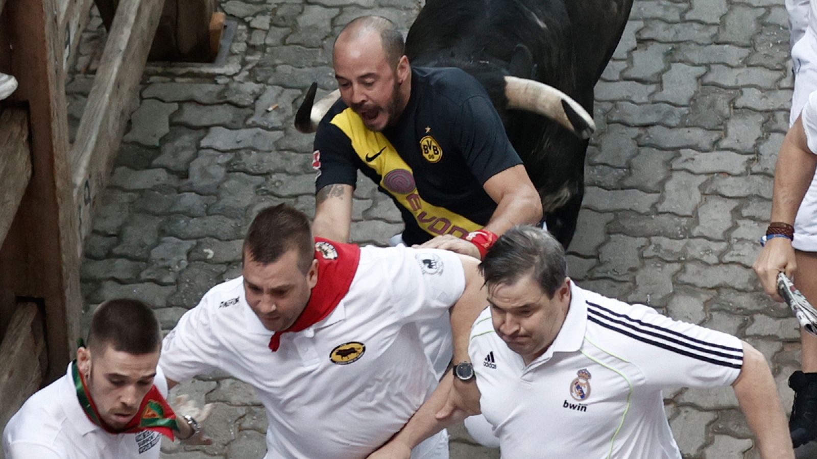 Los toros de la ganadería de José Escolar a su paso por la calle Mercaderes en el segundo encierro de los sanfermines 2023