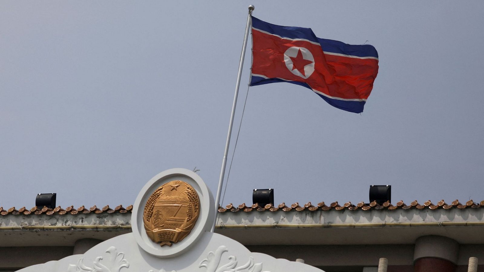 La bandera norcoreana ondea en la oficina consular de Corea del Norte.
