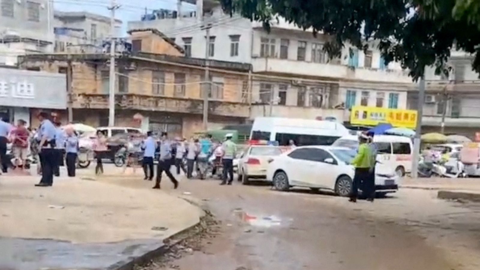 Un cordón policial tras el ataque con arma blanca en una guardería en la provincia china de Guangdong