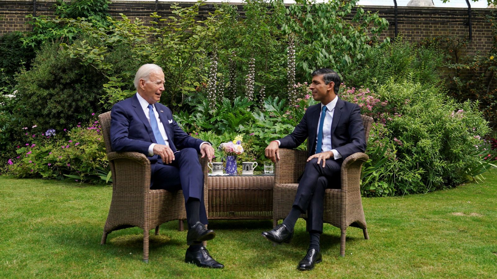 El presidente de Estados Unidos, Joe Biden, y el primer ministro británico, Rishi Sunak, toman té en el número 10 de Downing Street