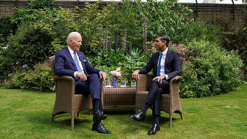 El presidente de Estados Unidos, Joe Biden, y el primer ministro británico, Rishi Sunak, toman té en el número 10 de Downing Street