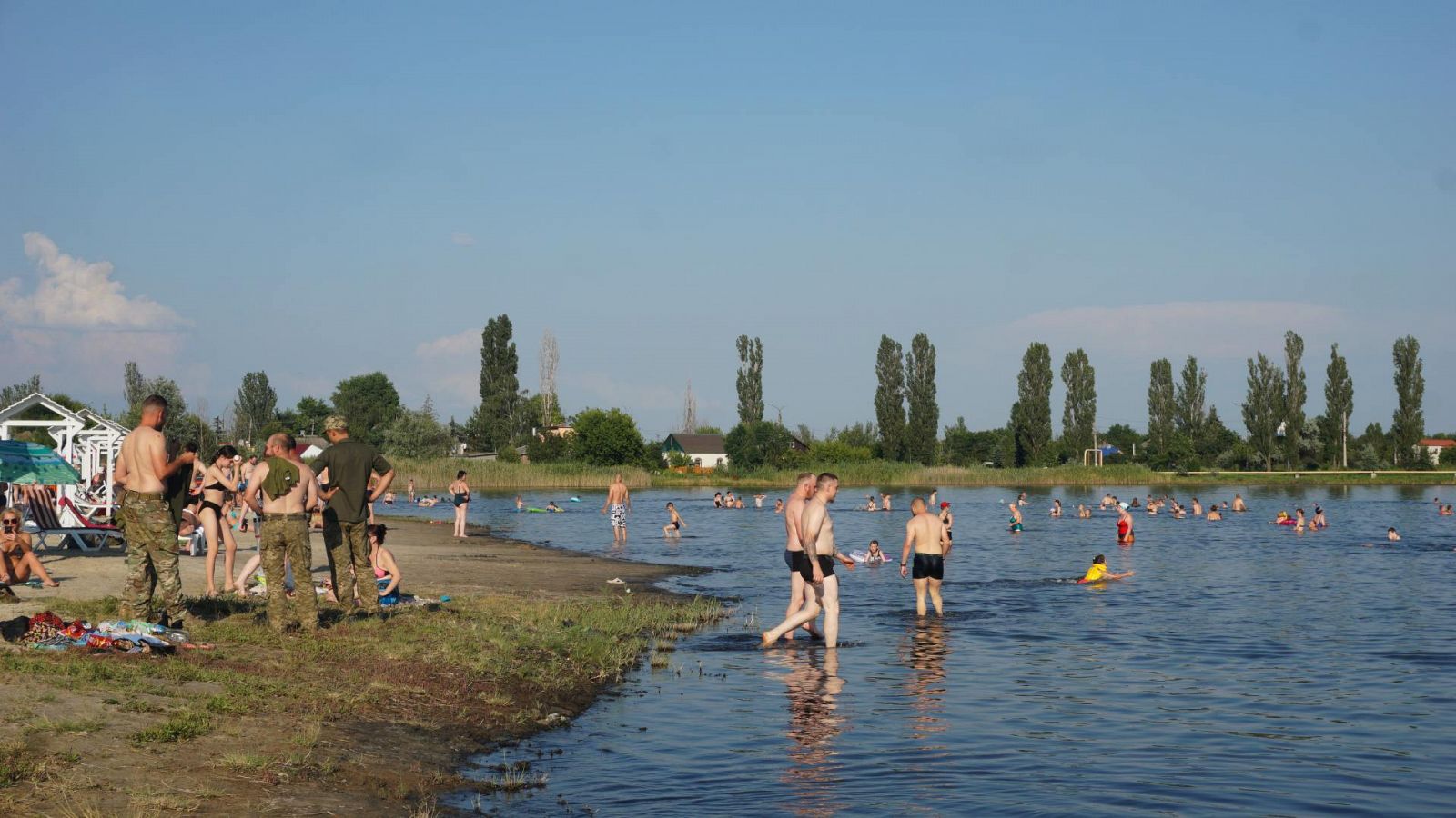 Varias personas se bañan en la playa de Sloviansk