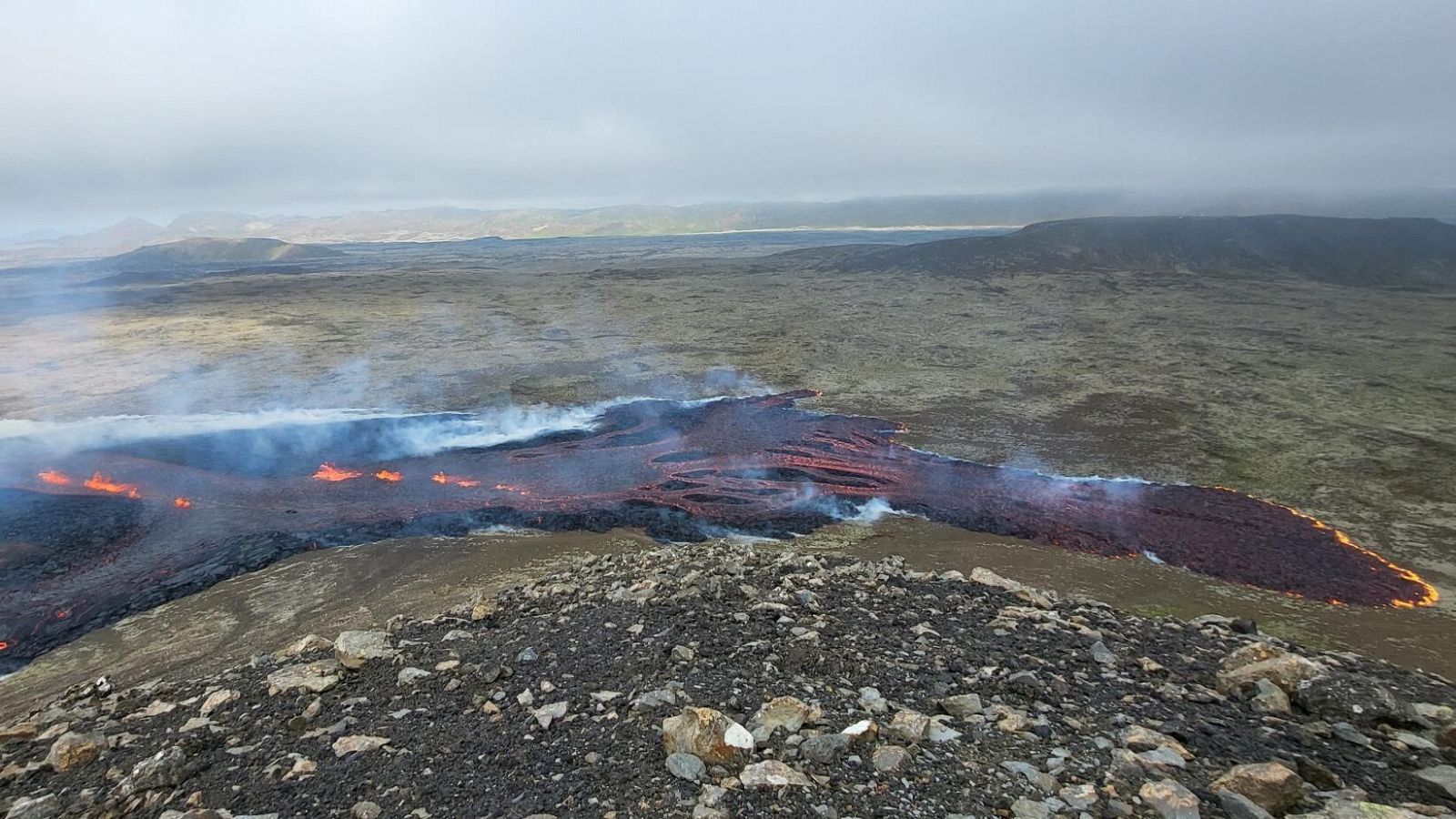 La lava fluye tras la erupción de un volcán en la península de Reykjanes, en el suroeste de Islandia, cerca de la capital Reykjavik