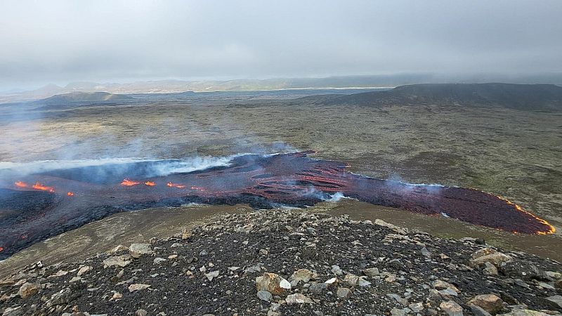 La lava fluye tras la erupción de un volcán en la península de Reykjanes, en el suroeste de Islandia, cerca de la capital Reykjavik