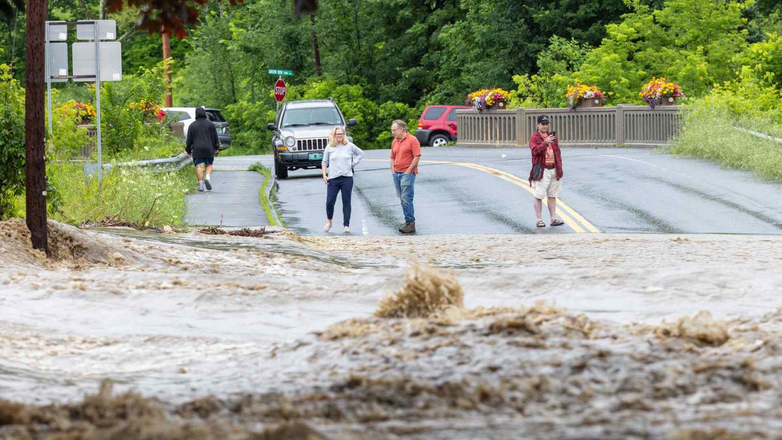 Una carretera inundada en Chester, Vermont.