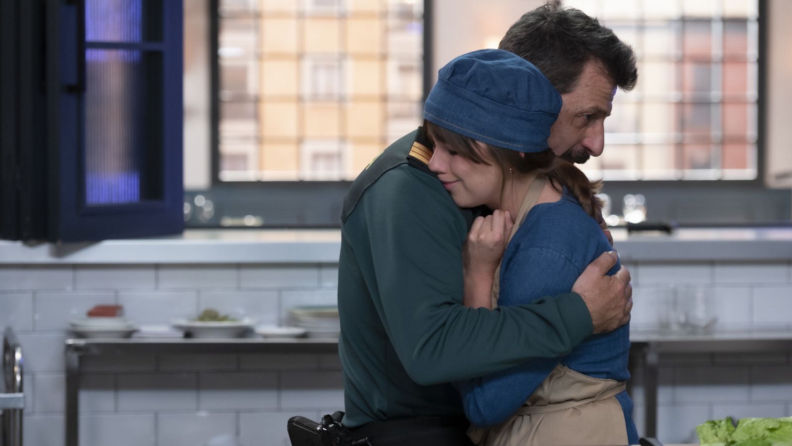 '4 estrellas' | Javier y Luz, padre e hija, se funden en un abrazo