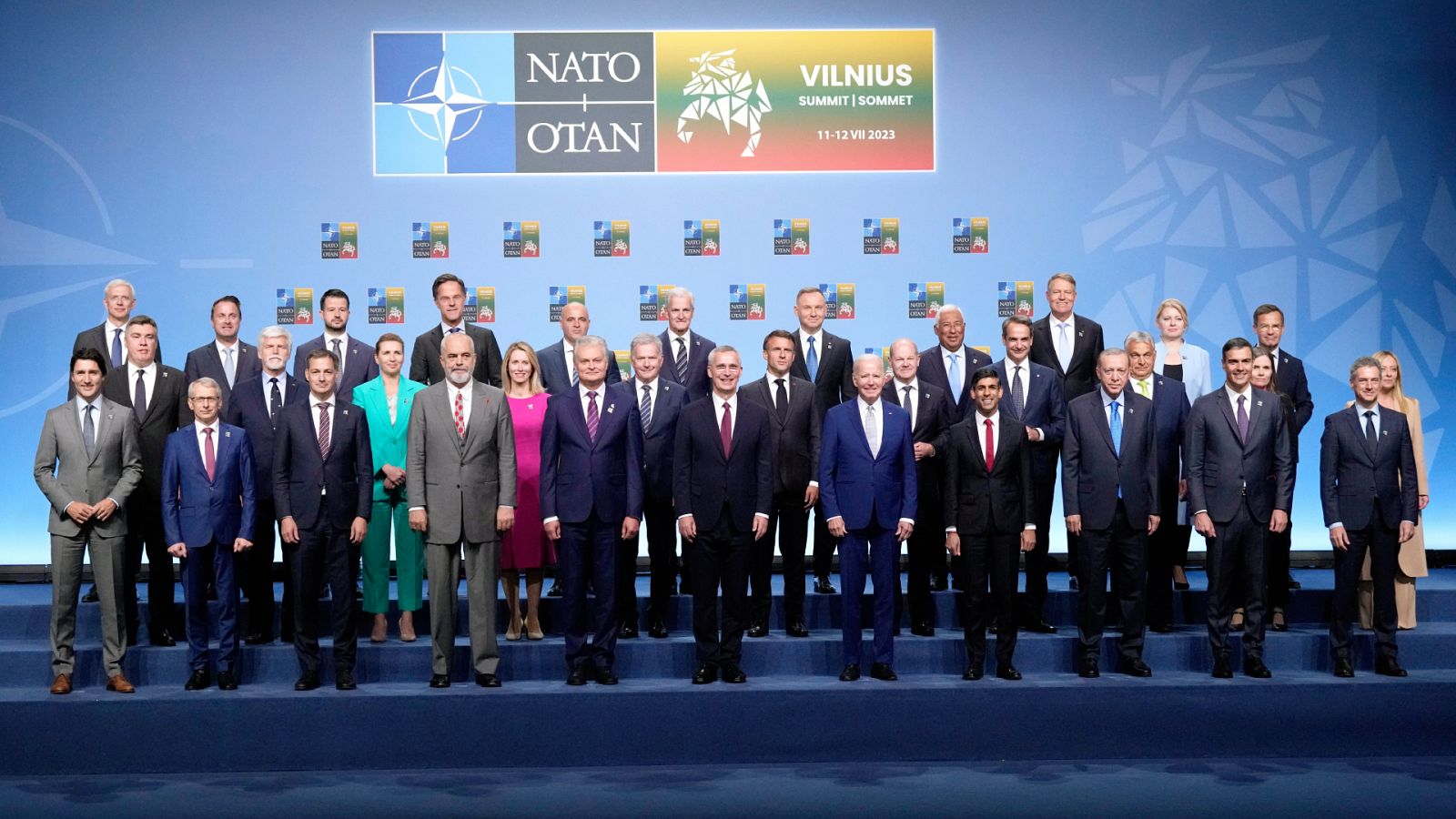 Los líderes de la OTAN posan en una foto grupal en el marco de la cumbre de la OTAN en Vilna, Lituania