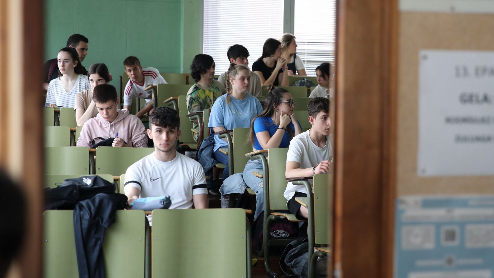 Imagen de archivo de estudiantes de bachillerato sentados en un aula preparados para hacer un examen