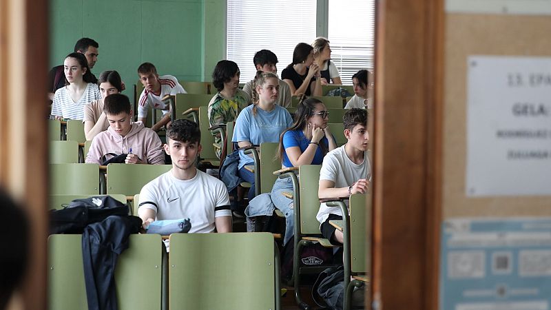 Imagen de archivo de estudiantes de bachillerato sentados en un aula preparados para hacer un examen