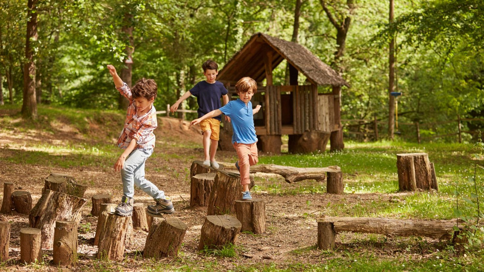 Niños jugando al aire libre, en una imagen de archivo