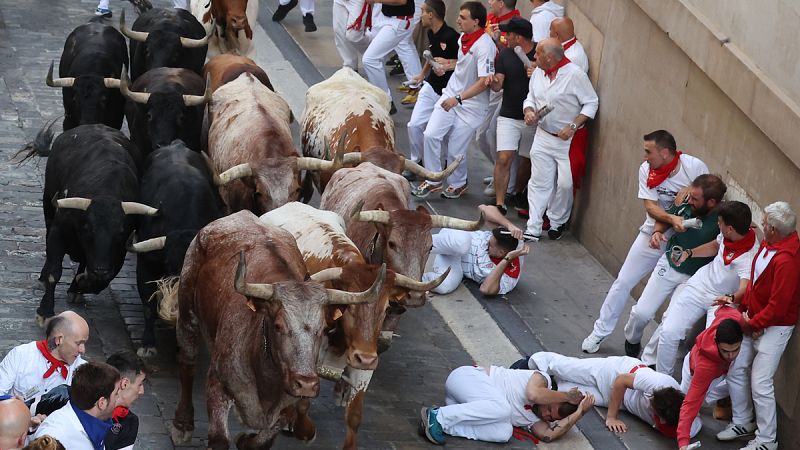 Toros de la ganadería extremeña Jandilla protagonizan el inicio del sexto encierro de Sanfermines