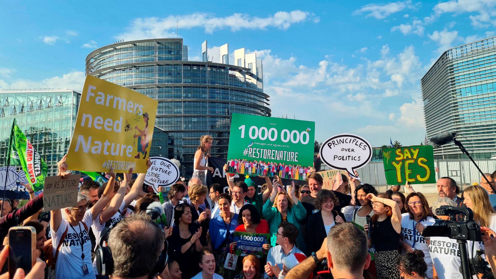 Cientos de personas se manifiestan a favor de la Ley de Restauración de la Naturaleza frente al Parlamento Europeo, en Estrasburgo.