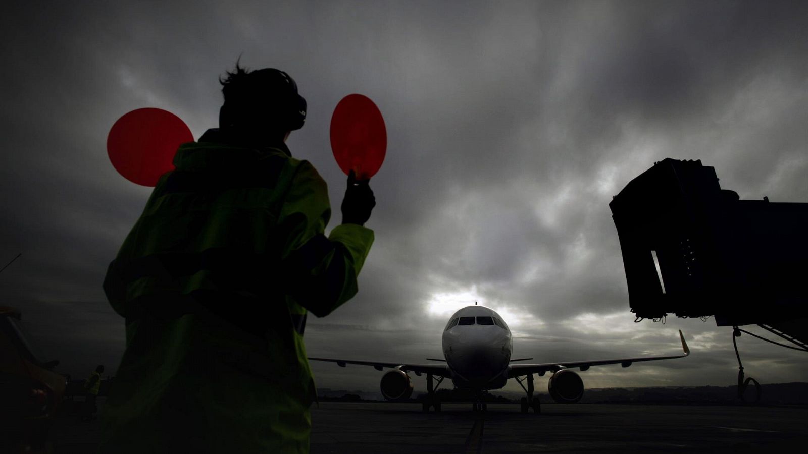 Una operaria de Aena en el aeropuerto de Alvedro