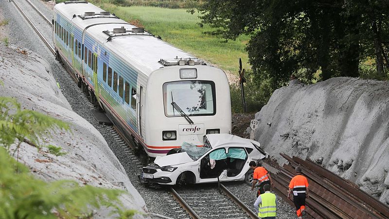Un fallecido y dos heridos graves al arrollar un tren a un coche en un paso a nivel en Lugo