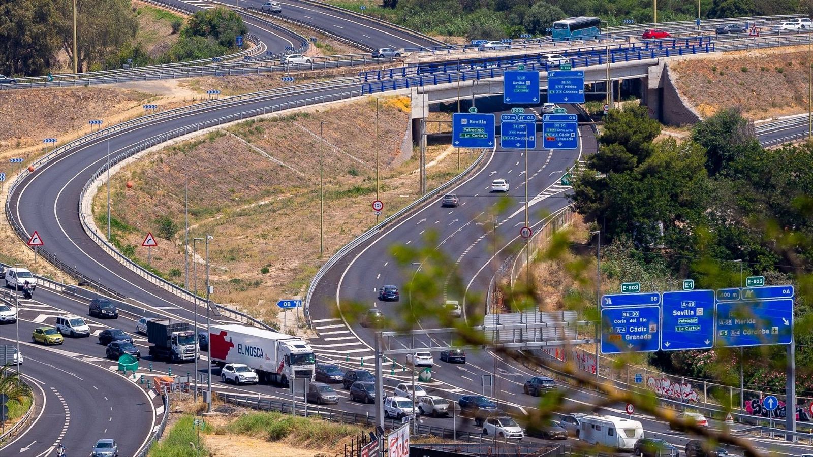 Tráfico intenso en las primeras horas en la salida de Sevilla hacia las costas a 30 de junio de 2023