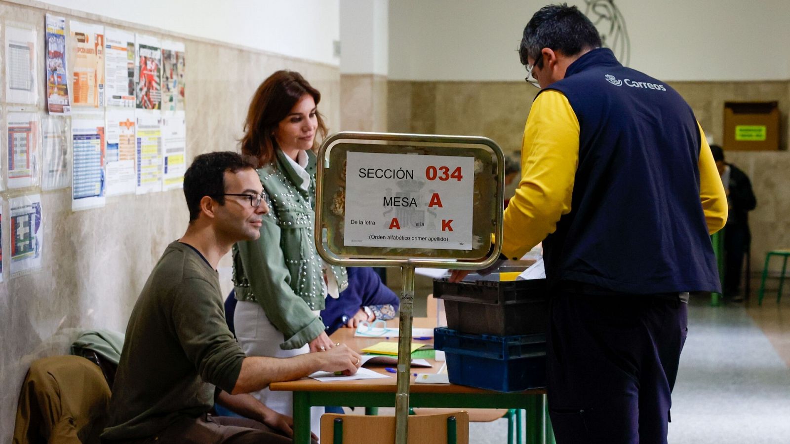 Un trabajador de Correos deposita el voto por correo en las elecciones del 28M