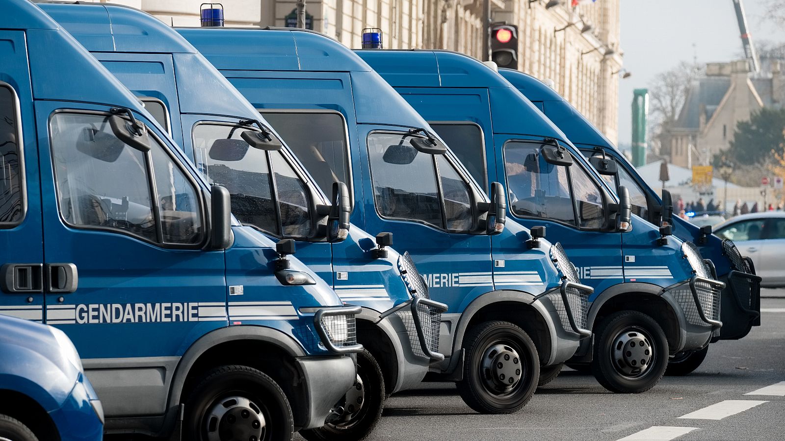 Furgones de la gendarmería aparcados en París