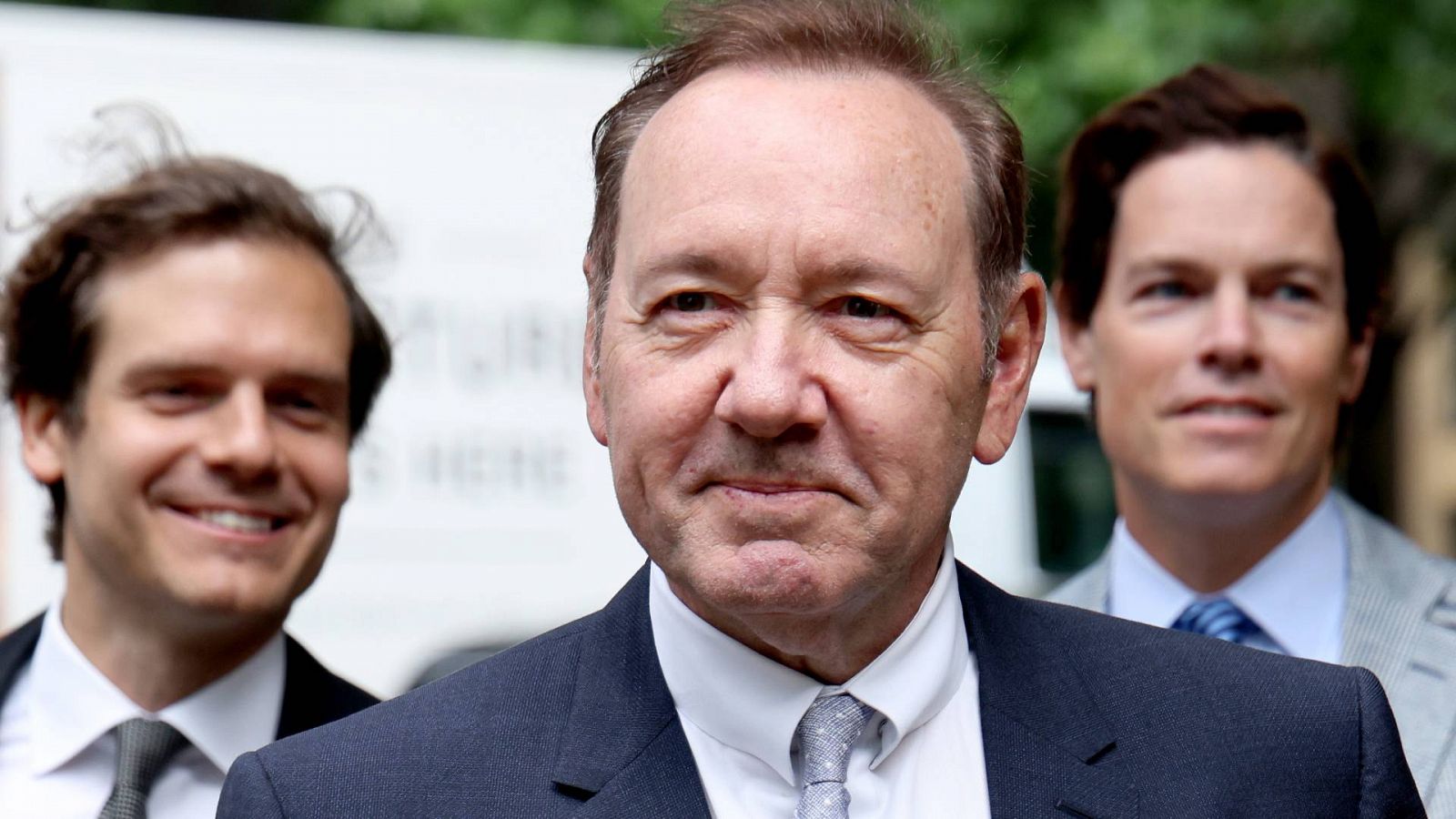 El actor estadounidense Kevin Spacey entrando al juicio