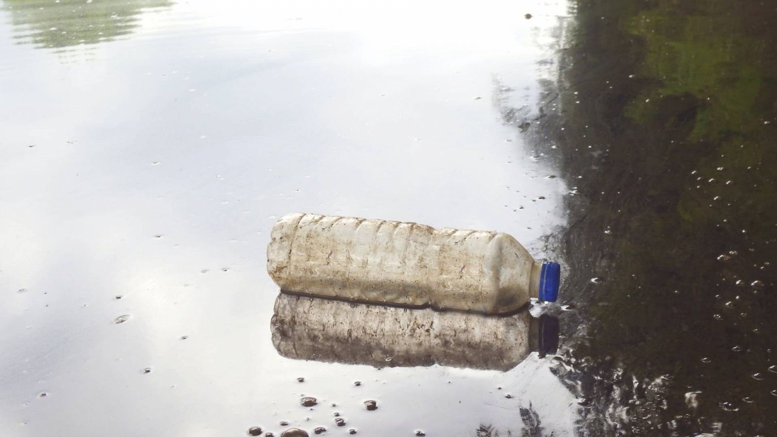 Diversos lagos y embalses cuentan con más microplásticos que los océanos