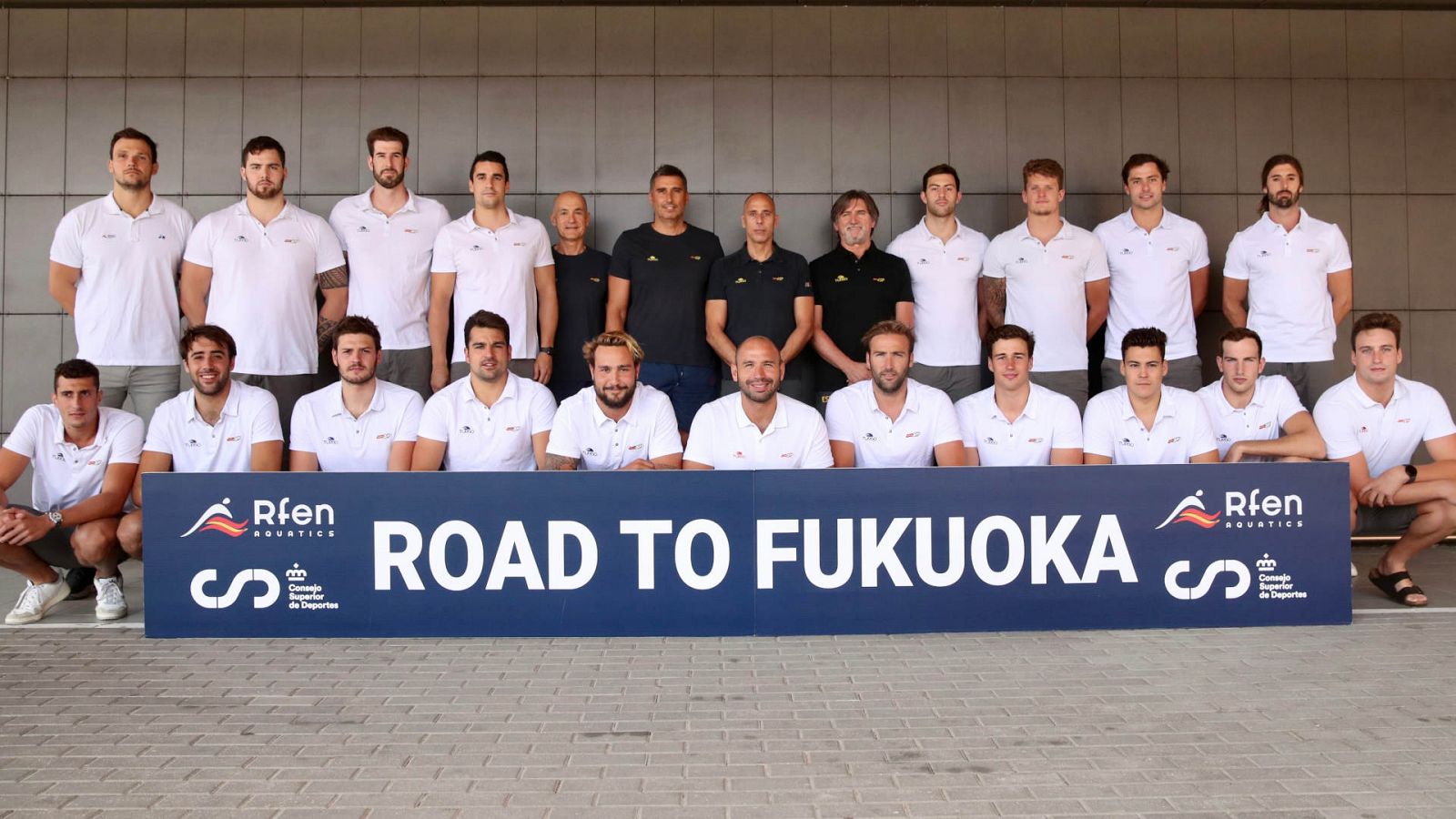Los jugadores y el cuerpo técnico de la selección española masculina de waterpolo posan antes del Mundial de Fukuoka 2023
