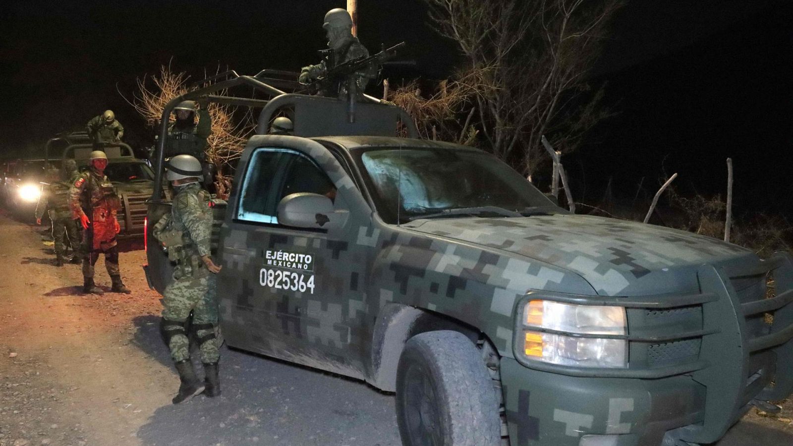 Personal del ejército custodia el área tras el atentado con explosivos