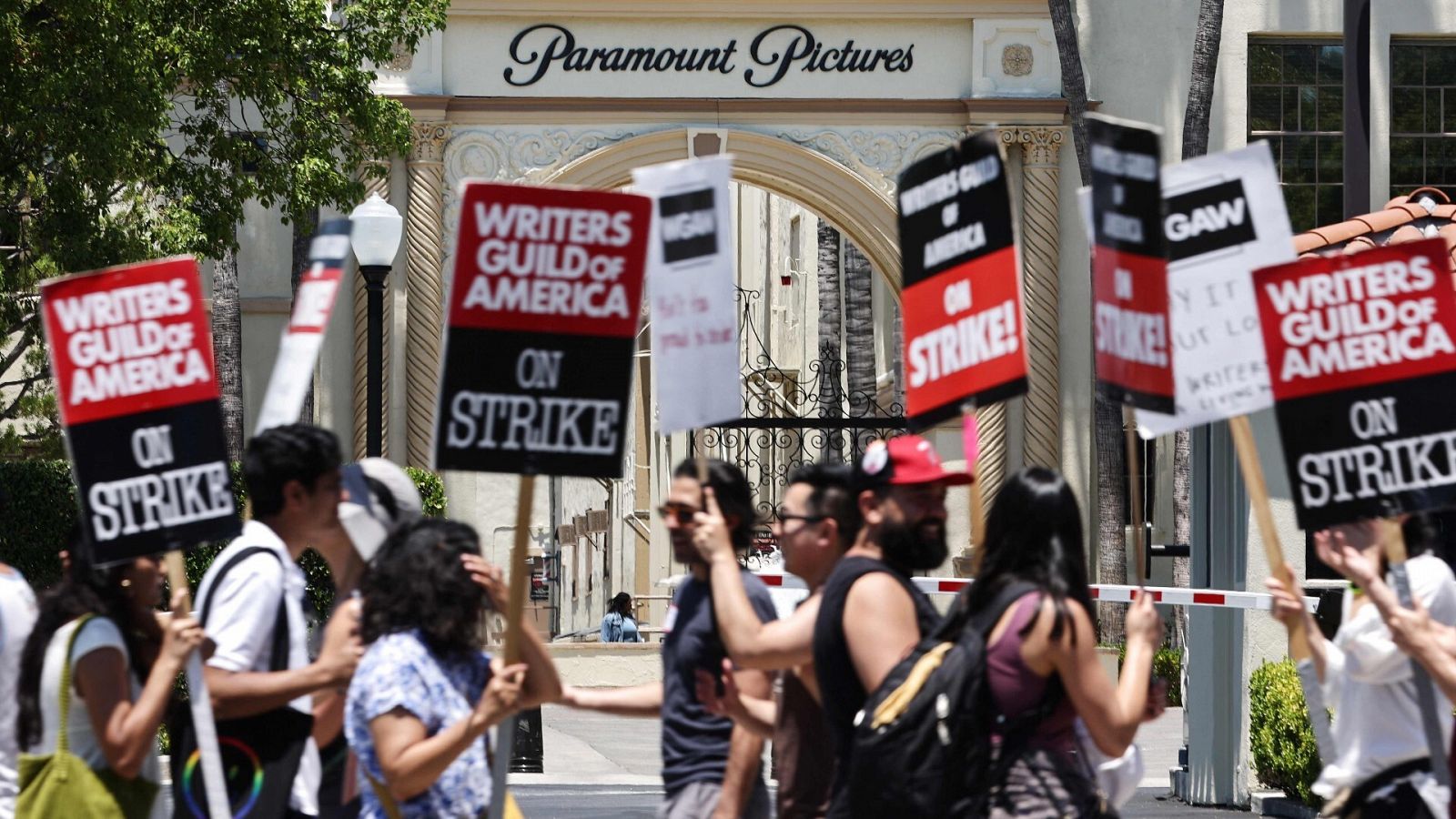 Piquetes del Sindicato de guionistas en la puerta de los estudios Paramount