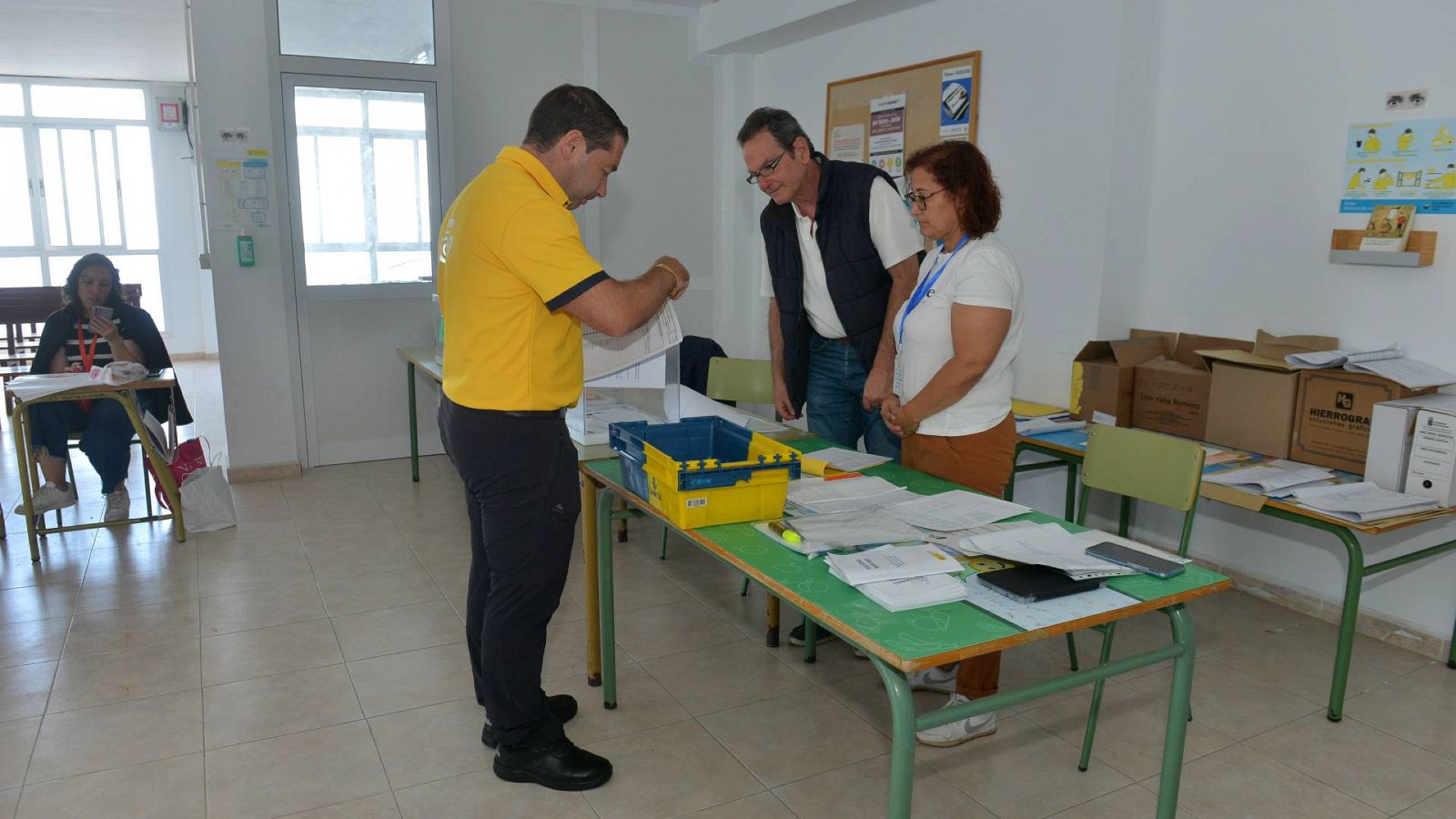 Un trabajador de Correos entrega los votos en Sabinosa, en el municipio canario de La Frontera, en El Hierro