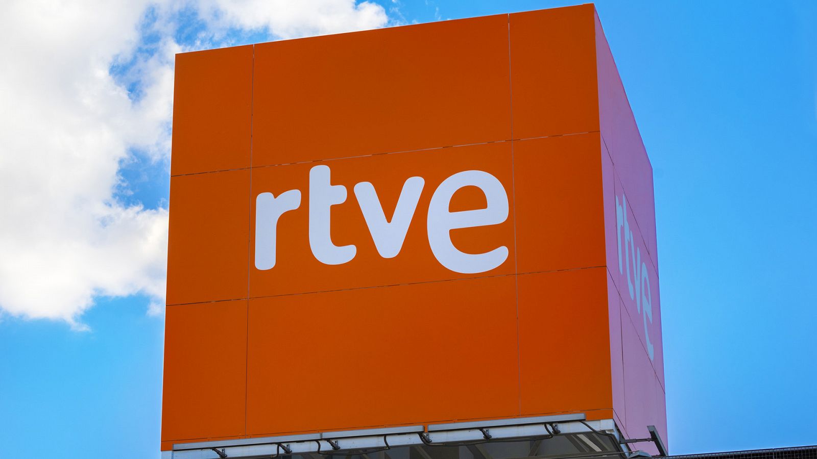 Cubo de RTVE sobre uno de los edificios de Torrespaña