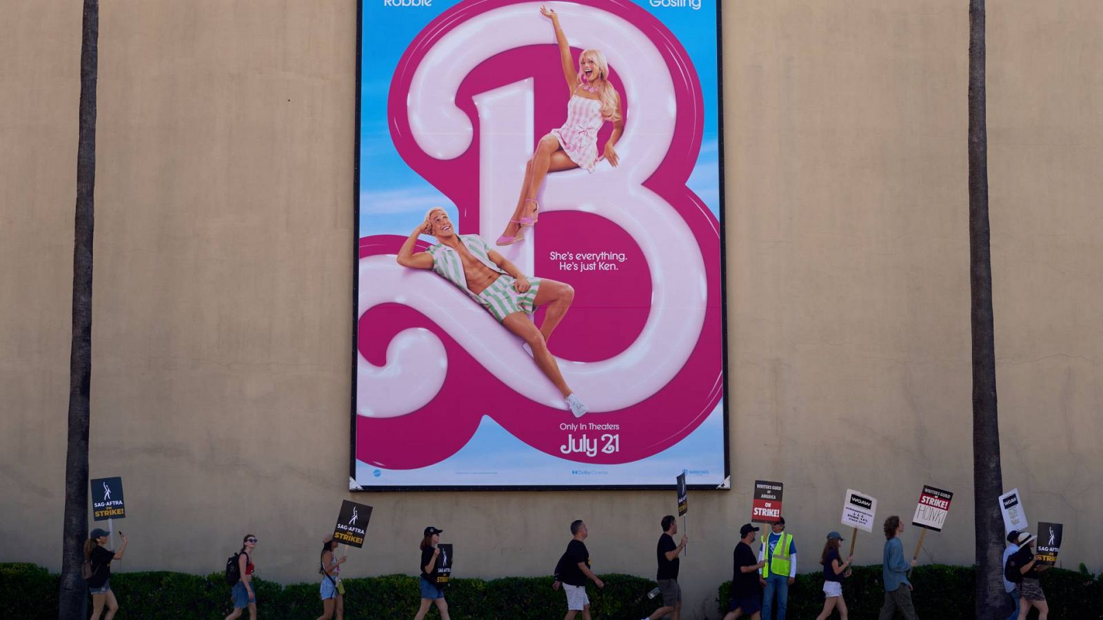 Manifestantes del Sindicato de Actores de Estados Unidos caminando frente a los estudios de Warner Bros en Burbank, California.