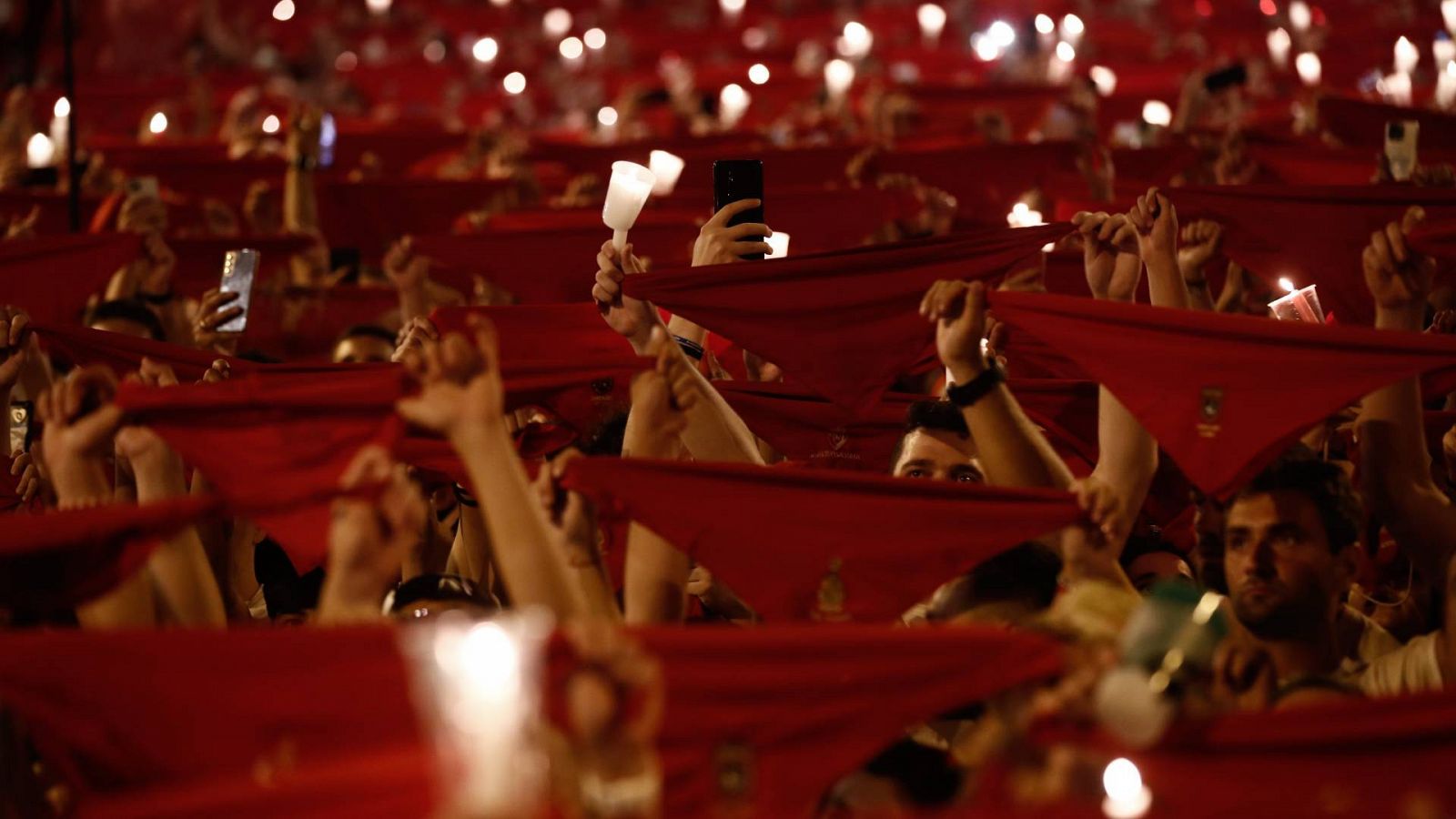 Miles de personas entonando en la Plaza del Ayuntamiento de Pamplona el tradicional 'Pobre de mí' para despedir los Sanfermines 2023.