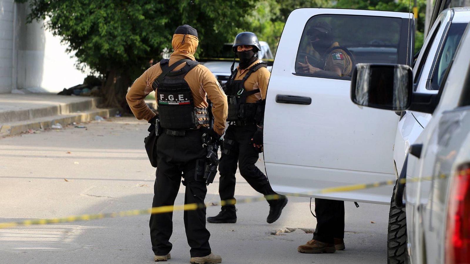 Policías en el lugar donde ha sido asesinado el periodista Nelson Matus Peña, en el balneario de Acapulco, estado de Guerrero (México).