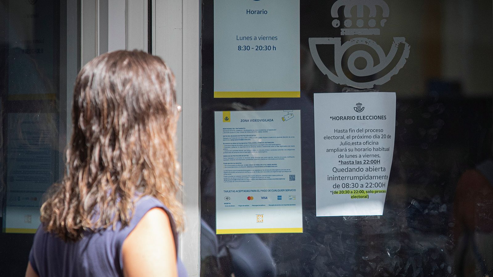 Una oficina de Correos comunica su horario de apertura extraordinario por las elecciones generales del 23J