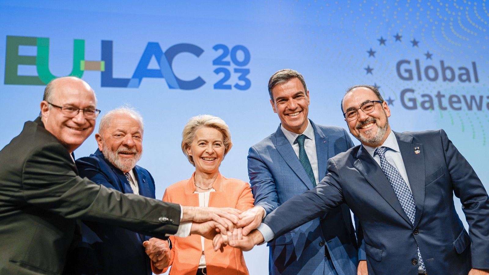 El presidente brasileño, Luiz Inácio Lula da Silva, la presidenta de la Comisión Europea, Ursula von der Leyen, y el presidente del Gobierno, Pedro Sánchez, durante la cumbre UE-CELAC