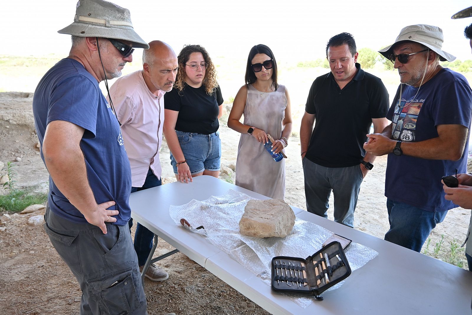 Visita a la villa romana de Los Villaricos. El alcalde de Mula, Juan Jesús Moreno, acompañado de miembros del equipo de Gobierno y los directores de la excavación.