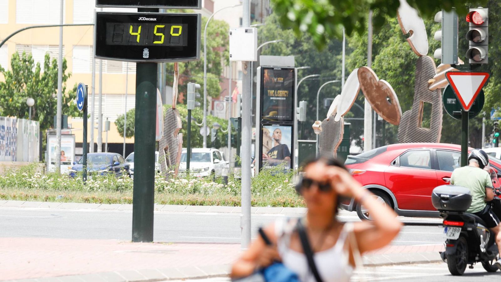 Un termómetro marca 45ºC en la calle, a 12 de julio de 2023, en Murcia, Región de Murcia