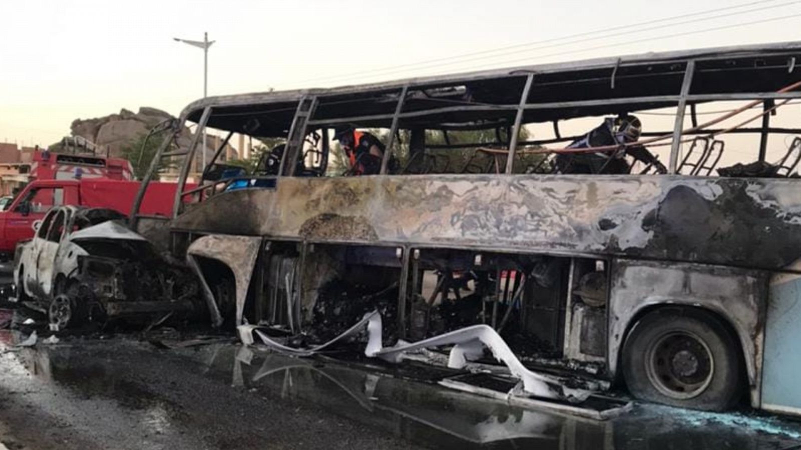 Una imagen en la zona donde ha tenido lugar el accidente entre una furgoneta y un autobús en Argelia