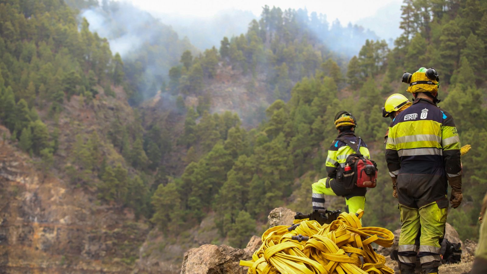 Miembros de una cuadrilla del EIRIF trabajan en las labores de extinción en Tijarafe.