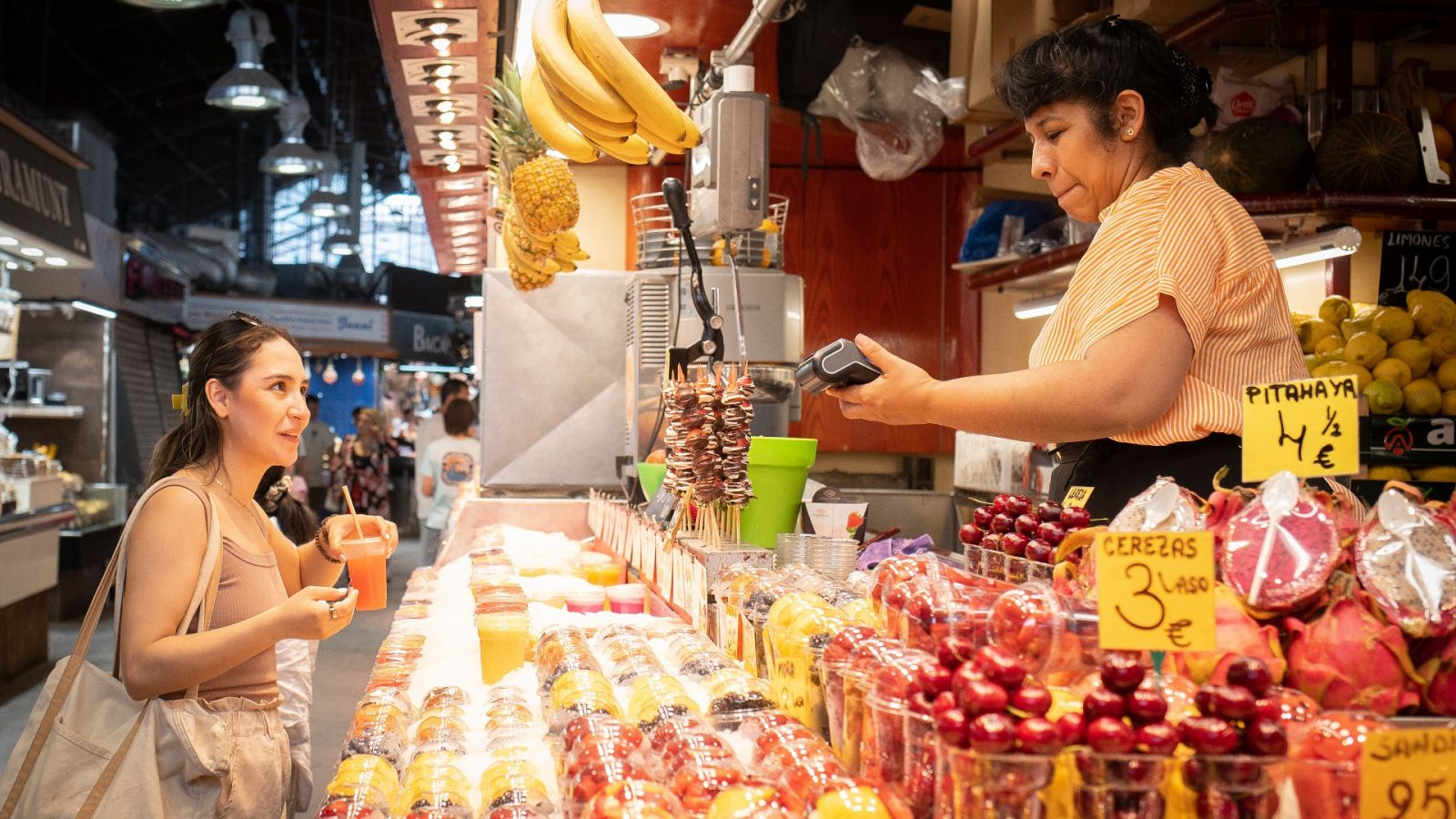 Una mujer compra en el mercado de la Boquería, en Barcelona.