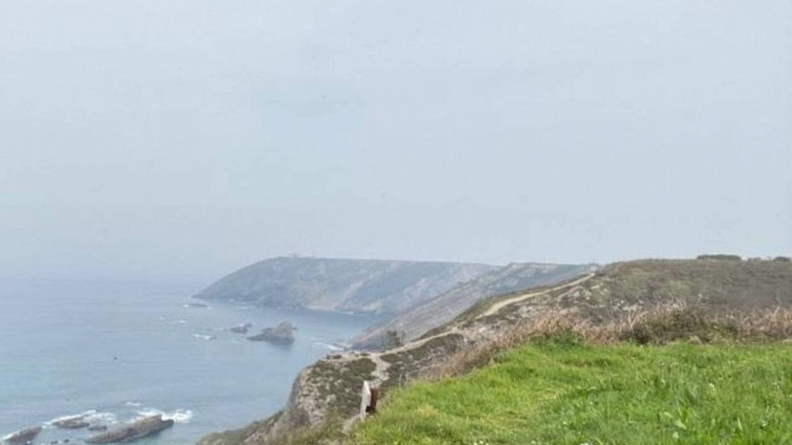 El helicóptero de Bomberos de Asturias ha localizado un cadáver en un acantilado de la zona de Cabo Vidio