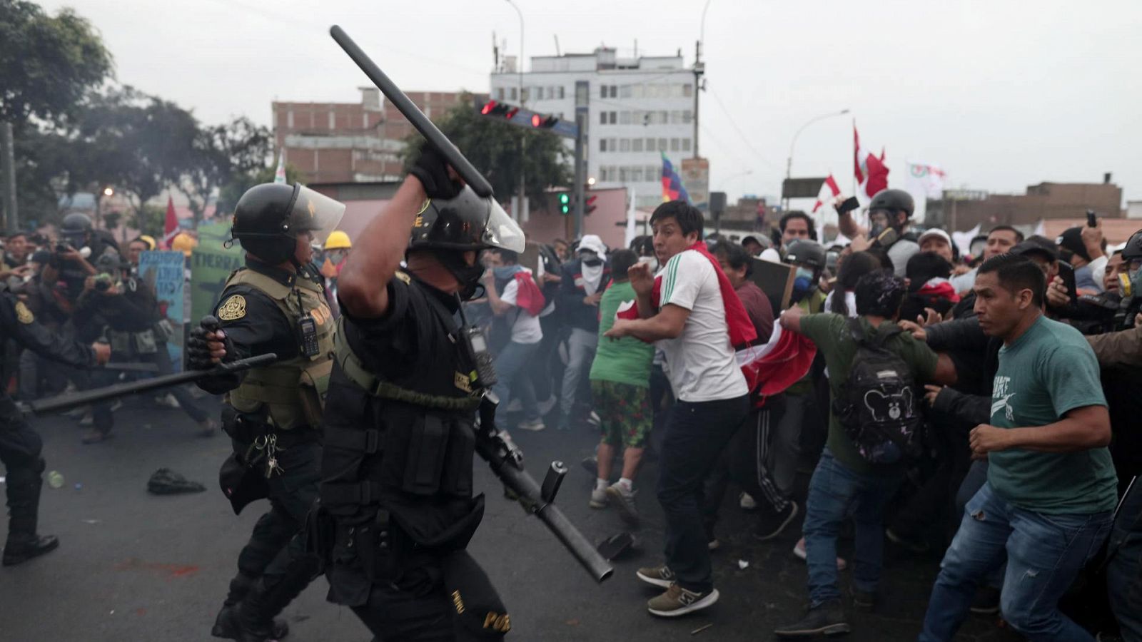 La policía se enfrenta con manifestantes que reclaman la renuncia de la presidenta Dina Boluarte y el cierre del Congreso en Lima, Perú.