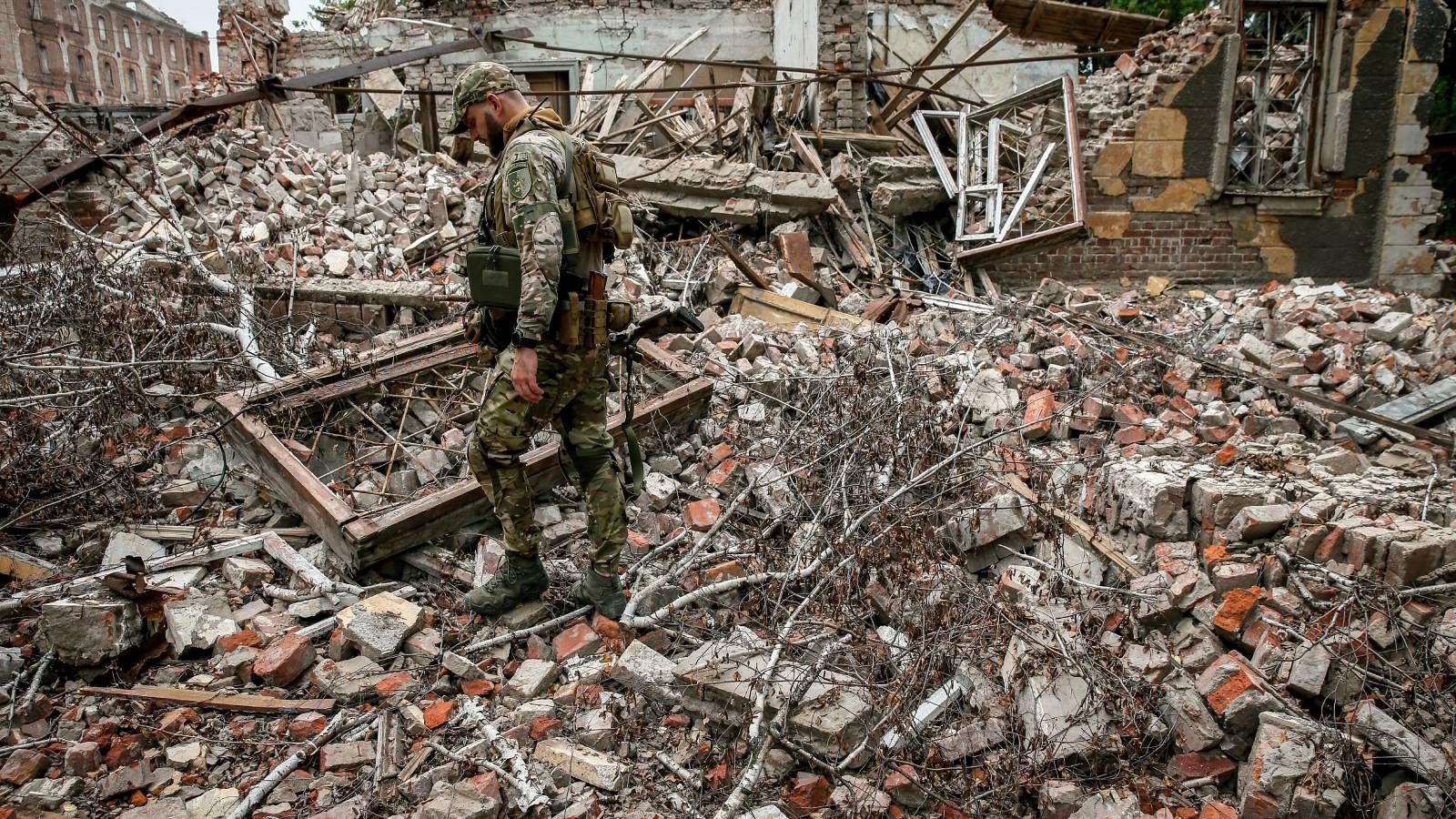 Un militar ucraniano camina sobre las ruinas de un edificio en Donetsk.