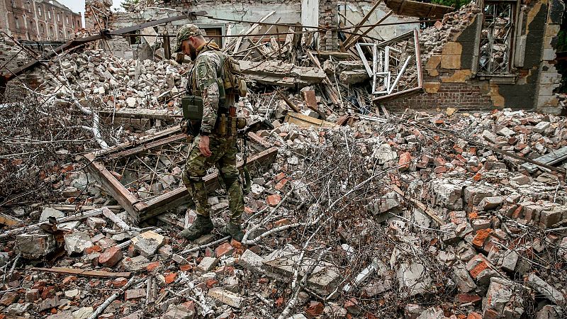 Un militar ucraniano camina sobre las ruinas de un edificio en Donetsk.