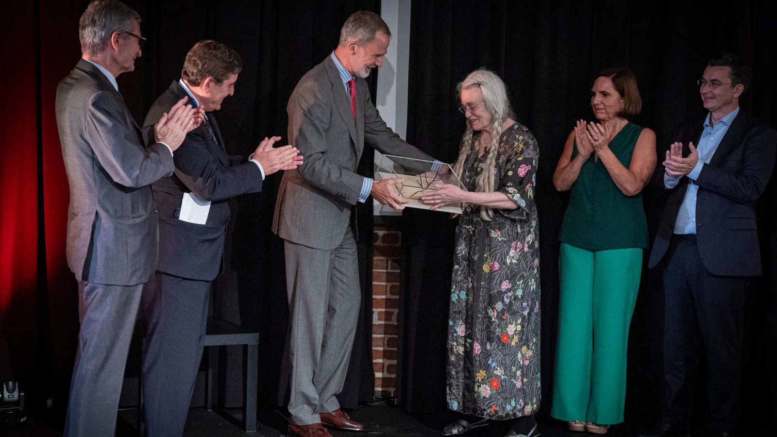 El rey Felipe VI le entrega el premio Joan Margarit a la poeta Sharon Olds en el Instituto Cevantes de New York (EE.UU.).