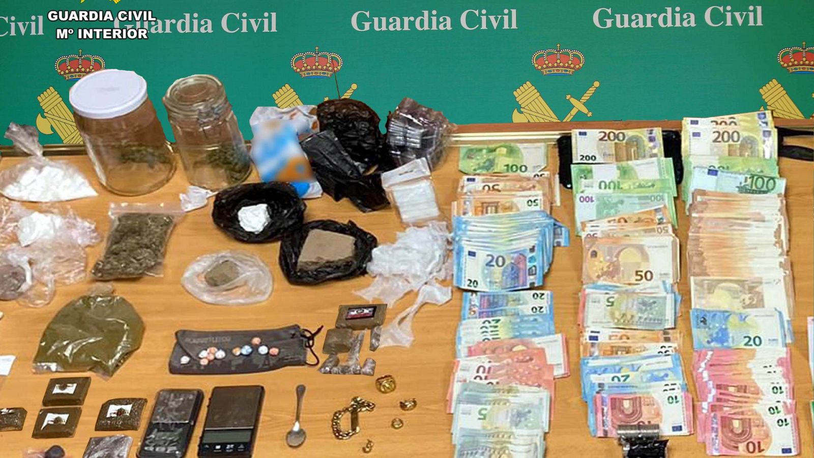 La Guardia Civil incauta dinero y sustancias estupefacientes en Santoña
