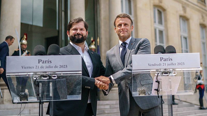 El presidente de Chile, Gabriel Boric y el presidente de Francia, Emmanuel Macron, en París