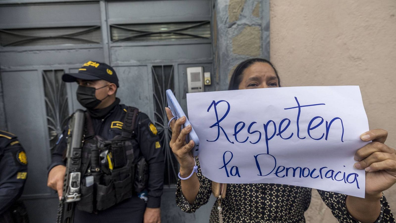 Una mujer protestando contra las acciones de la Fiscalía de Guatemala.